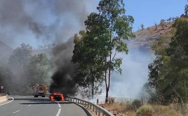 Arde un vehículo en la A-45, a la altura de Casabermeja