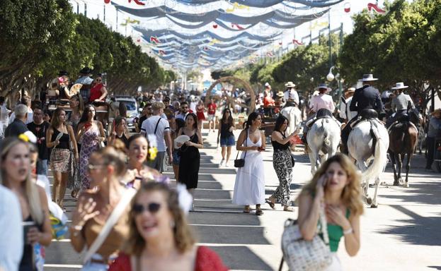 Las casetas de renombre y las peñas triunfan en el lunes festivo en el real