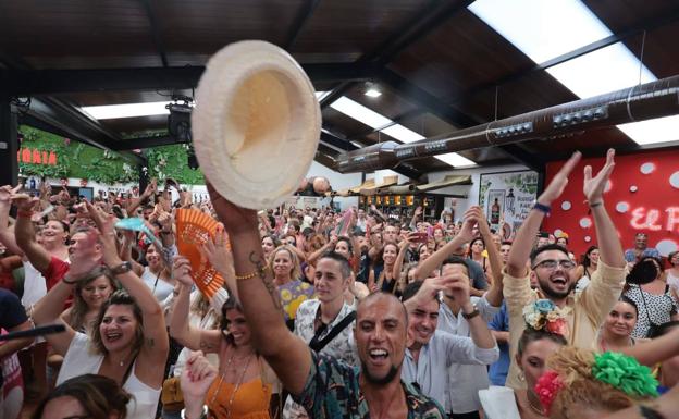 El calor no acobarda a los malagueños y vuelven a acudir al real del Cortijo de Torres para almorzar