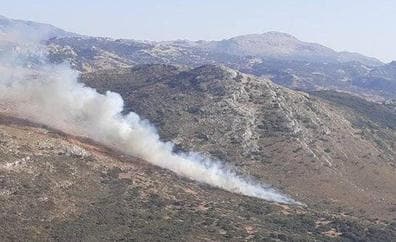 El Infoca vigila el perímetro del incendio declarado en el campo de tiro Las Navetas de Ronda