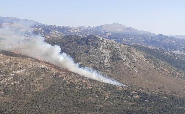 El Infoca vigila el perímetro del incendio declarado en el campo de tiro Las Navetas de Ronda