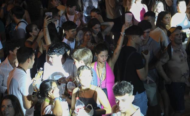 El primer brindis de cada noche en la Feria de Málaga