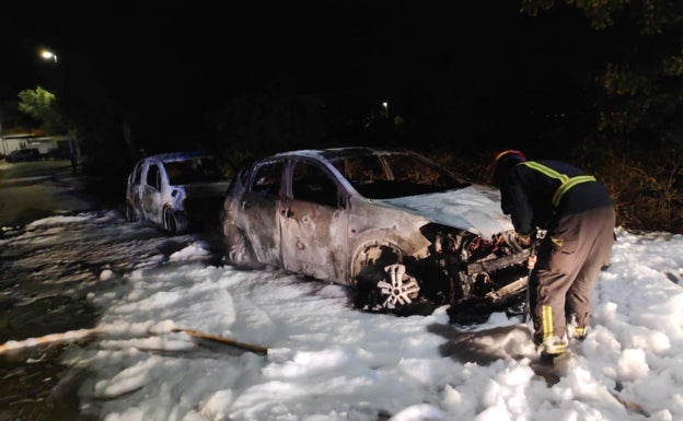 La quema de coches de madrugada, una preocupación en aumento en varios barrios de Málaga