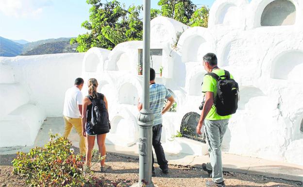 Sayalonga: visitas guiadas para conocer los secretos del Cementerio Redondo o el callejón de la Alcuza