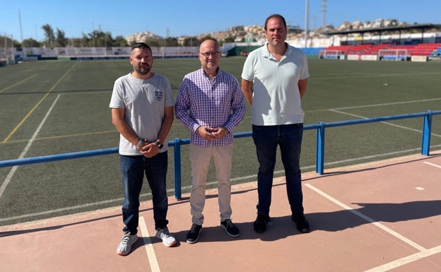 Destinan 180.000 euros a renovar el césped artificial del campo de fútbol de Torre del Mar