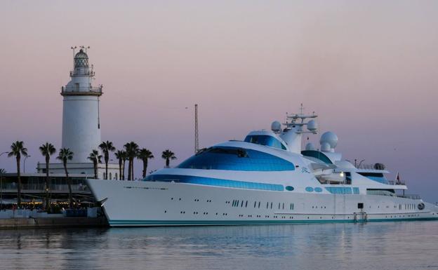 Málaga recibe al 'Yas', uno de los megayates más famosos del mundo