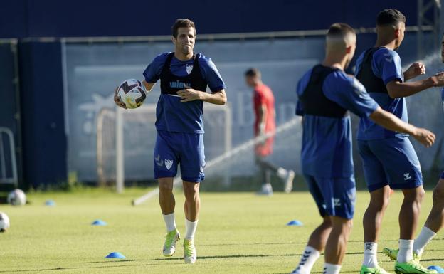 Los últimos fichajes Hervías y Villalba, ante su primera convocatoria con el Málaga