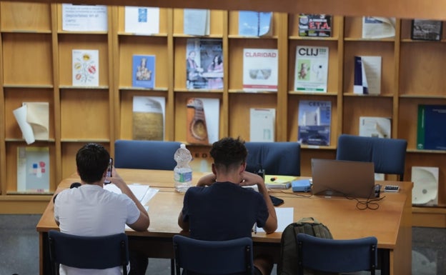 Casi 40.000 jóvenes malagueños con beca de estudios recibirán 400 euros de ayuda extra