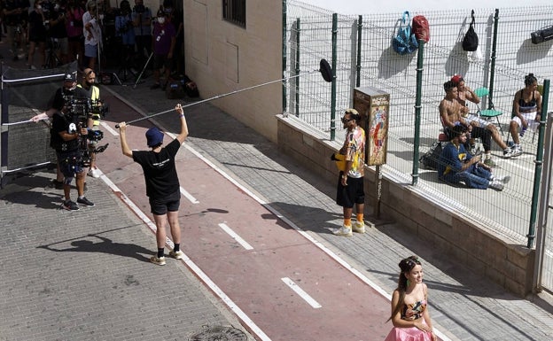 El rodaje en Málaga de la serie de Netflix 'Kaos' logra el sello verde