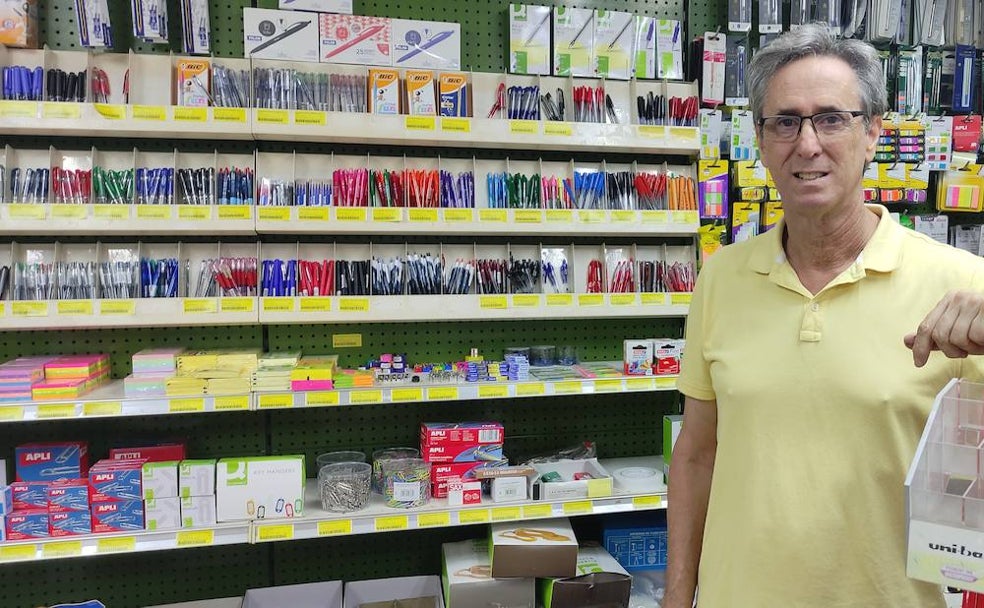 La papelería Ofiplus, cuarenta años después, resiste a la digitalización
