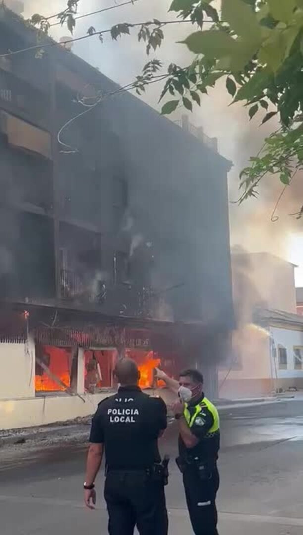 Desalojan tres edificios en Ronda por un incendio