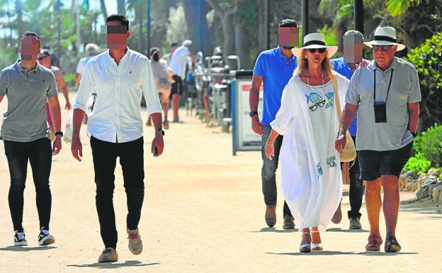 Felipe González, comida y paseo en pareja por Marbella