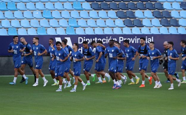 El alta de Chavarría y la baja de Bustinza, principales novedades de la convocatoria del Málaga para jugar contra el Mirandés