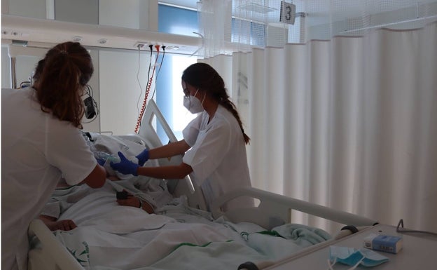 Las hospitalizaciones de pacientes con Covid se reducen más de la mitad en Málaga en agosto