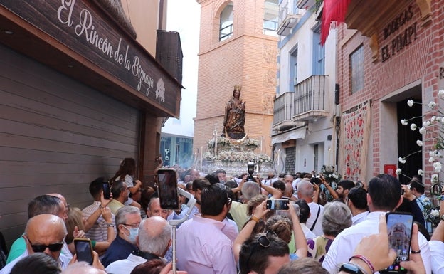 La Patrona de Málaga llega a la Catedral arropada por cientos de devotos