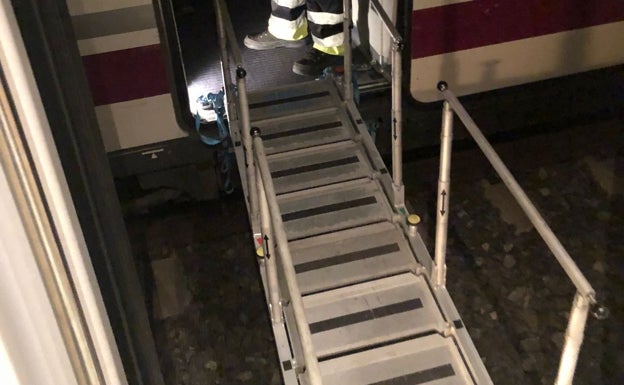 Averías casi simultáneas en trenes y líneas causan retrasos de hasta cinco horas en los AVE a Málaga