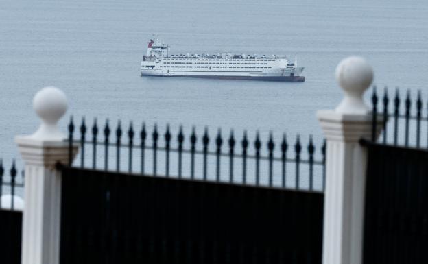 ¿Por qué lleva un barco de mercancías todo el verano en la Bahía de Málaga?