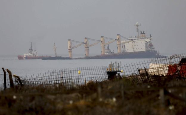 Chocan dos buques en la Bahía de Algeciras y uno queda semihundido