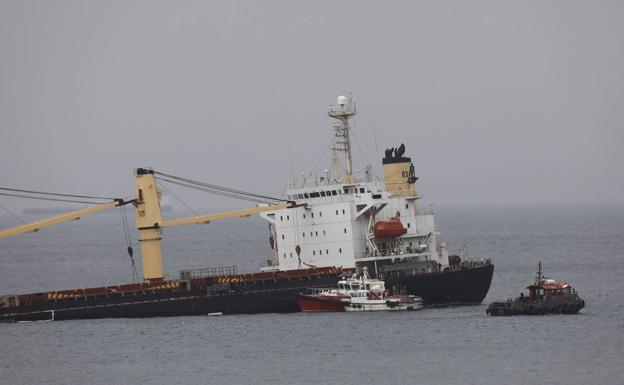 El buque semihundido frente a Gibraltar comienza a verter líquido hidráulico al mar