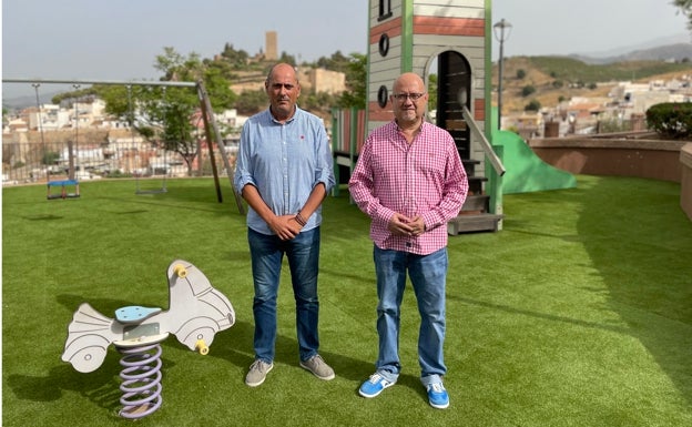 Vélez-Málaga renueva los parques infantiles del Cerro de los Remedios y el colegio La Gloria