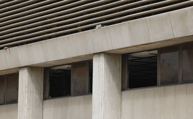 Se agrava el deterioro en el antiguo edificio de Correos de Málaga: 'okupas' y robo de ventanas