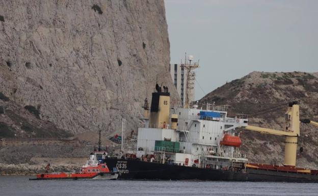 El alcalde de La Línea advierte de que el vertido de petróleo del barco semihundido frente a Gibraltar ha llegado a las playas del municipio