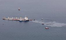 Bombeada el 80% de la carga de gasóleo del buque semihundido ante la costa de Gibraltar