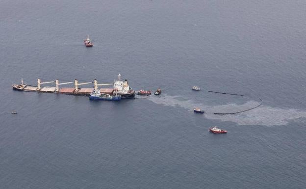 Bombeada el 80% de la carga de gasóleo del buque semihundido ante la costa de Gibraltar