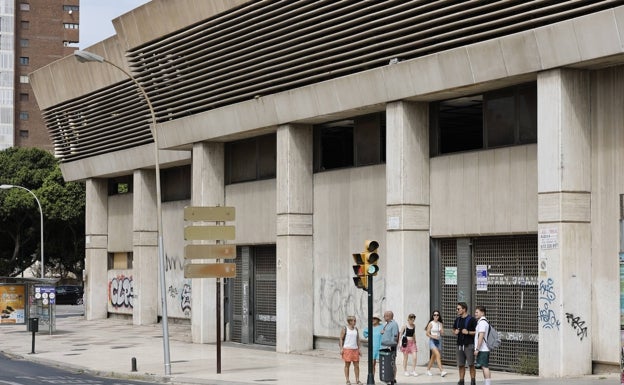 Urbanismo sancionará al dueño del edificio de Correos de Málaga si no lo vigila y mantiene