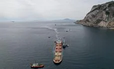 Parte del vertido del buque varado en Gibraltar llega a la costa de La Línea