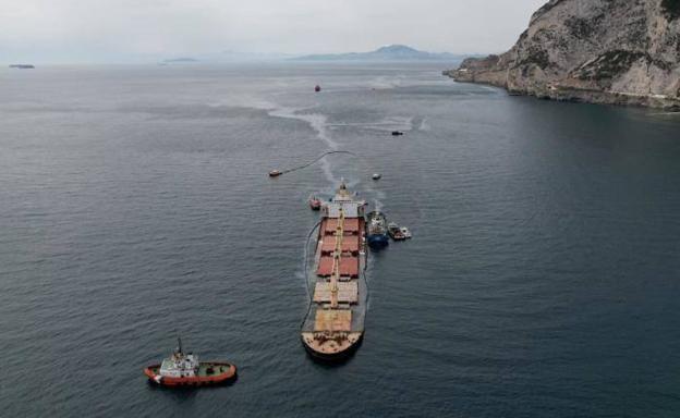 Gibraltar espera completar este sábado el proceso de bombeo del fuel oil del barco medio hundido