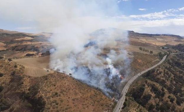 Controlado el incendio forestal declarado en Montecorto tras salir ardiendo un vehículo