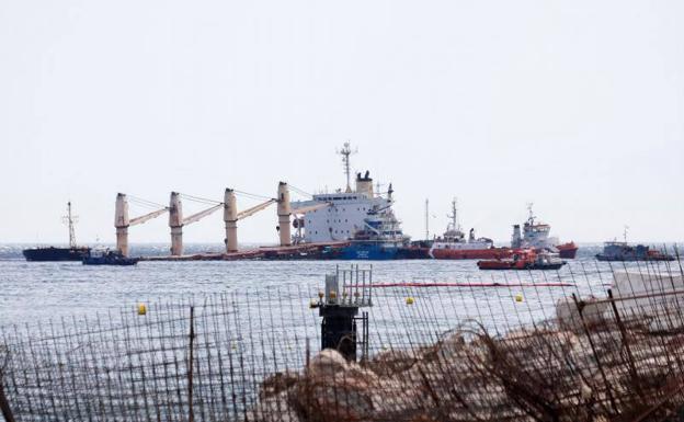 Bandera roja en dos playas de Gibraltar por vertidos del buque OS35 semihundido