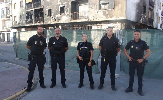 El oído de una policía en prácticas salva a varios vecinos ancianos de un edificio en llamas en Ronda