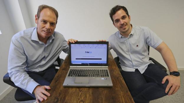 Dos malagueños idean una «red social de profesionales»