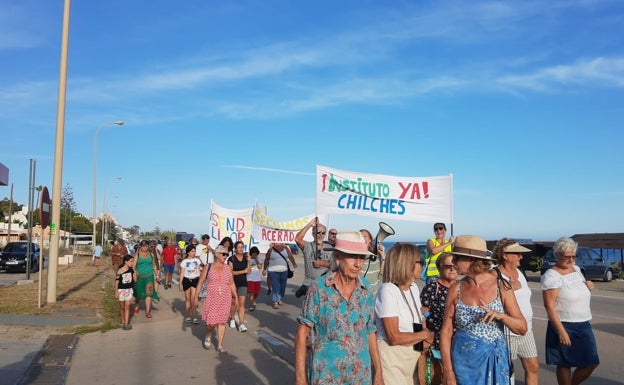 Medio millar de vecinos, contra «el olvido» del Ayuntamiento de Vélez-Málaga hacia Benajarafe y Chilches