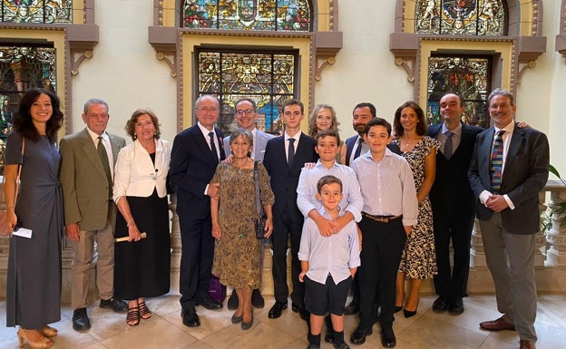 Los concejales, de tiros largos para la Victoria; y la foto de familia del alcalde de Málaga