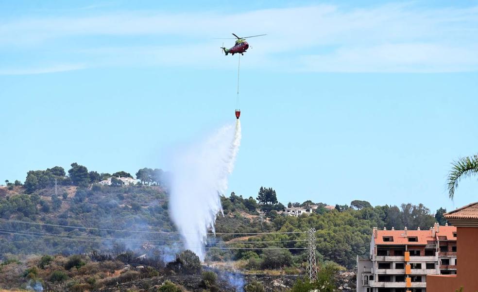 Controlado el incendio declarado en Marbella, con más de 50 bomberos desplegados en la zona