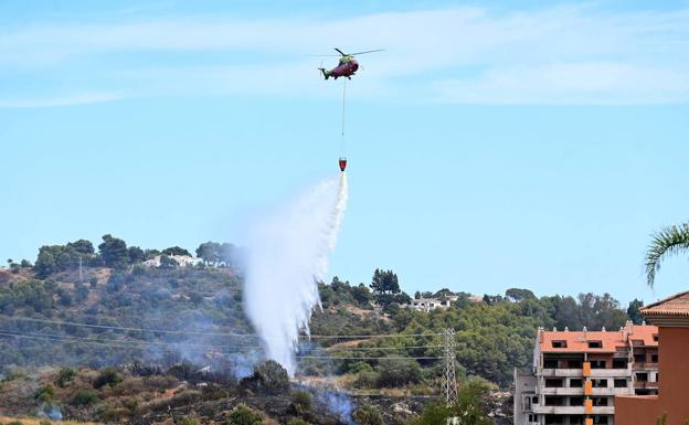 Controlado el incendio declarado en Marbella, con más de 50 bomberos desplegados en la zona