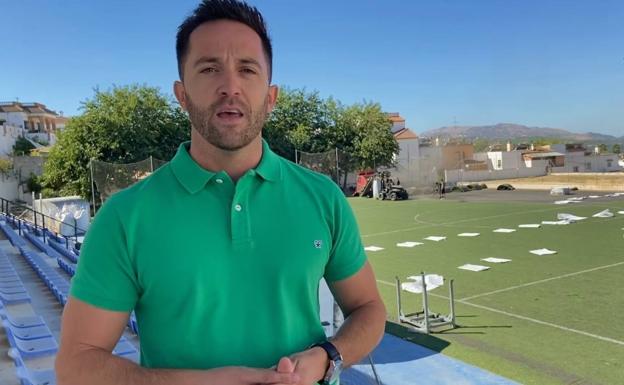 Arriate sortea entre sus vecinos, ante la demanda, el césped artificial retirado de un campo de fútbol