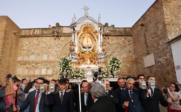 La Virgen de los Remedios ya aguarda en San Sebastián para el altar por la Magna de Antequera