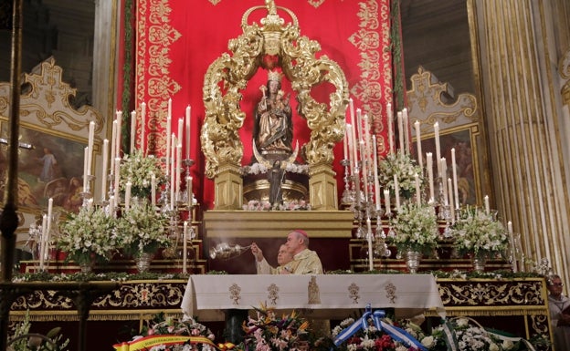 El obispo de Málaga pide a la Virgen de la Victoria que interceda durante este tiempo «complejo y oscuro»