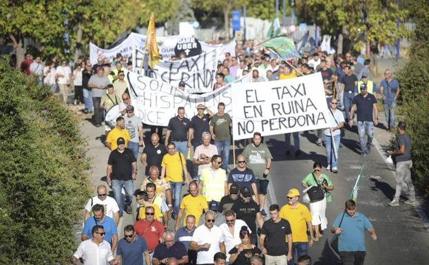 Los taxistas andaluces protestan ante el Parlamento contra el decreto de la Junta para VTC