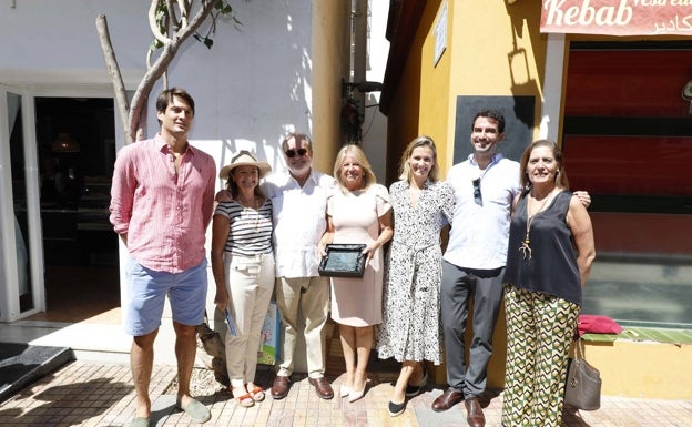 Marbella homenajea con una placaa la psicóloga Lola Giner