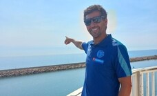 Una cantidad «ingente» de medusas obliga a Christian Jongeneel a abortar la travesía del Mar de Alborán después de 47 kilómetros nadados
