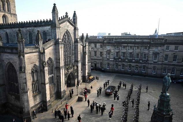 Procesión de Isabel II en Edimburgo