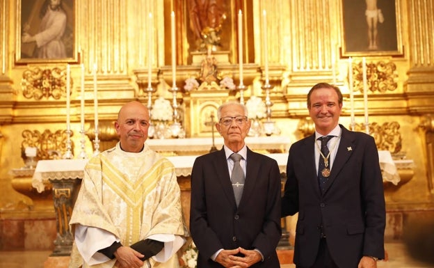 La Agrupación de Cofradías concede su escudo de oro al ex hermano mayor del Amor Alfonso Sell