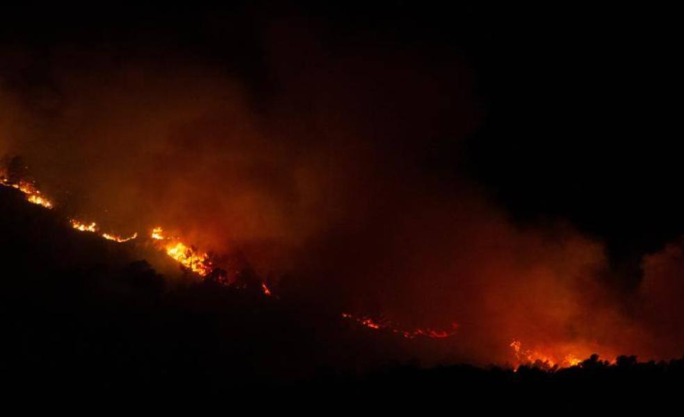 Desactivan el nivel 1 del incendio de Los Guájares, que ya ha calcinado 5.100 hectáreas