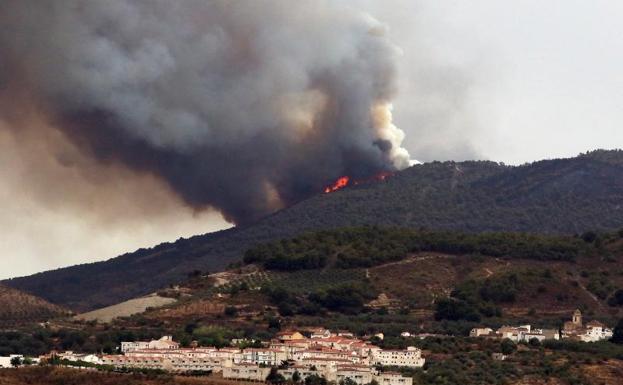 Evacuados 30 vecinos de cortijos y viviendas en el barranco de la Zaza por el incendio de Los Guájares