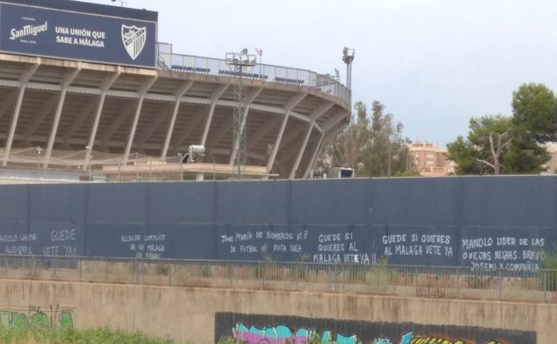 Aparecen pintadas en el Anexo de La Rosaleda en contra de Guede, Manolo y los dirigentes del Málaga